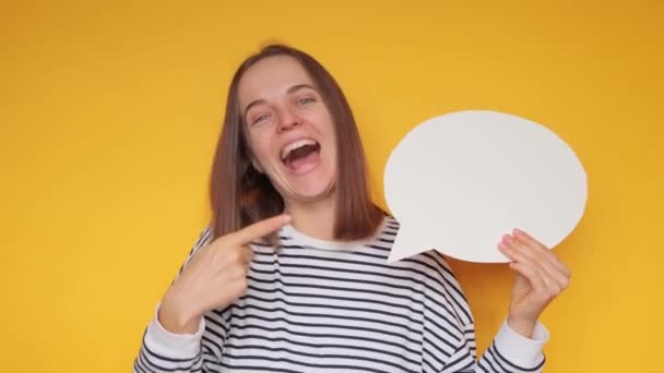 Знак Идеи Думай Бумаге Чрезвычайно Счастливая Веселая Женщина Полосатой Рубашке — стоковое видео