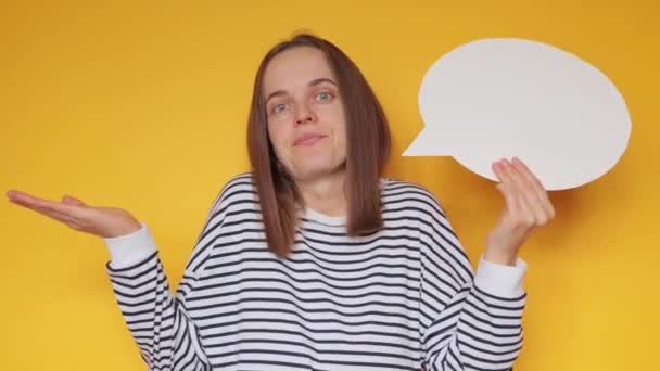 Zdezorientowana Kobieta Pasiastej Koszuli Trzymająca Bańkę Mowy Pustą Przestrzenią Odizolowaną — Wideo stockowe