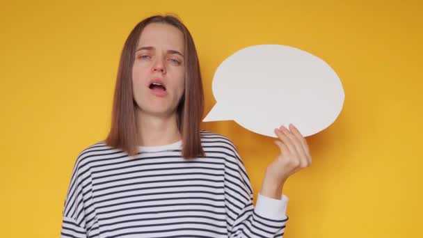 Mujer Somnolienta Con Camisa Rayas Que Sostiene Burbuja Del Habla — Vídeos de Stock