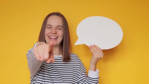 Atractiva Mujer Sonriente Con Camisa Rayas Sosteniendo Burbuja Del Habla — Vídeos de Stock