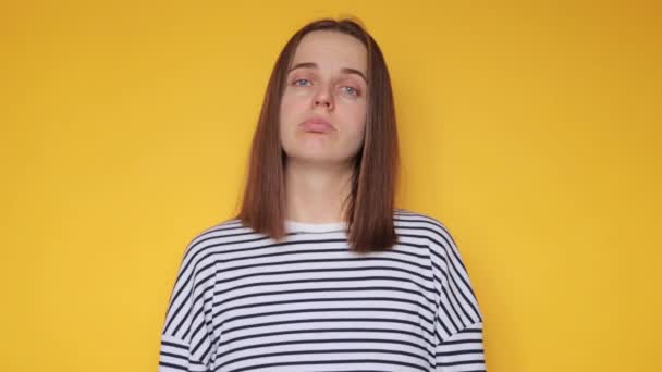 Üzücü Mutsuz Kadın Çizgili Günlük Gömlek Giymiş Sarı Arka Planda — Stok video