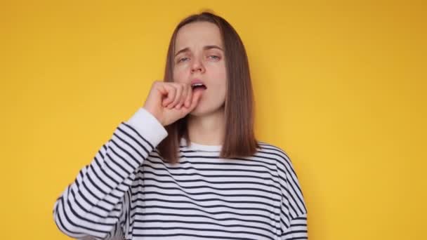 Slaperige Vrouw Draagt Gestreept Casual Shirt Poseren Geïsoleerd Gele Achtergrond — Stockvideo