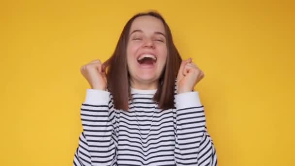 Чрезвычайно Счастливая Женщина Полосатой Повседневной Рубашке Позирующая Изолированно Жёлтом Фоне — стоковое видео