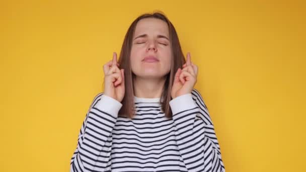 Hoopvolle Vrouw Draagt Gestreepte Casual Shirt Poseren Geïsoleerd Gele Achtergrond — Stockvideo