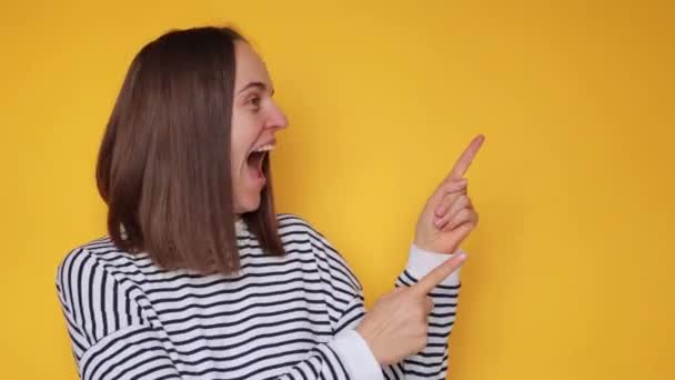 Dość Podekscytowana Kobieta Paski Casual Koszuli Pozowanie Izolowane Nad Żółtym — Wideo stockowe