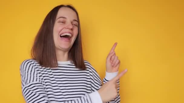 Lächelnde Fröhliche Frau Gestreiftem Lässigem Hemd Posiert Isoliert Auf Gelbem — Stockvideo