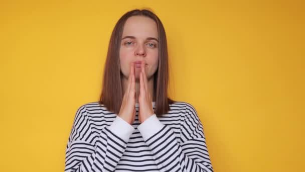 Ciddi Bir Kadın Çizgili Günlük Gömlek Giyiyor Sarı Arka Planda — Stok video