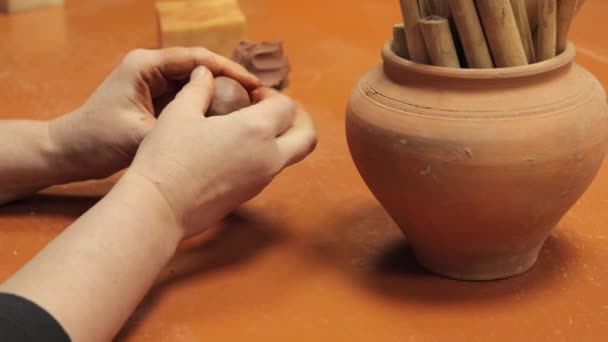 Lerkonst Skicklig Krukmakare Handgjord Form Att Forma Kreativiteten Smutsiga Keramik — Stockvideo