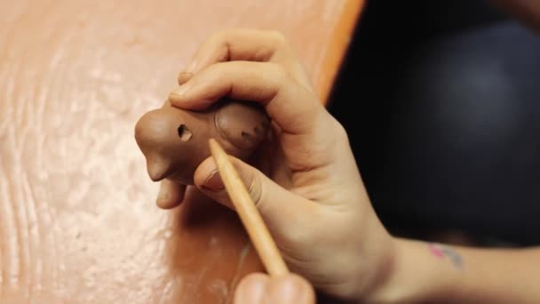 도자기 워크샵에 종사하는 식별되지 아이는 점토를 만드는 창조적 활동을 모델링하는 — 비디오