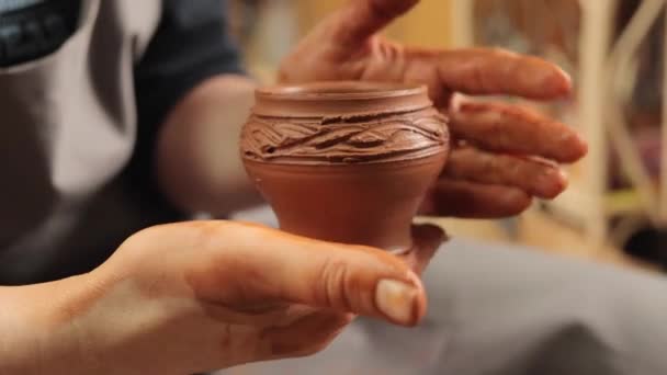 Klei Vormgeven Met Vaardigheid Handwerk Keramische Vormen Traditioneel Aardewerk Creatieve — Stockvideo