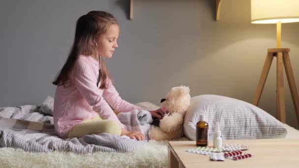 Diagnoza Medyczna Leczenie Urocza Samica Dziecka Badająca Pluszową Zabawkę Stetoskopem — Wideo stockowe