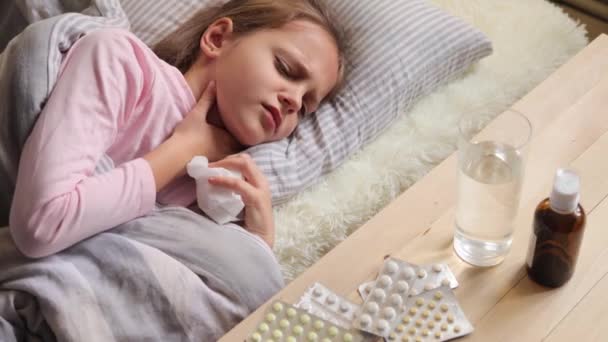 시절의 아이의 열이에요 인플루엔자 고통스러운 침대에 누워있는 — 비디오