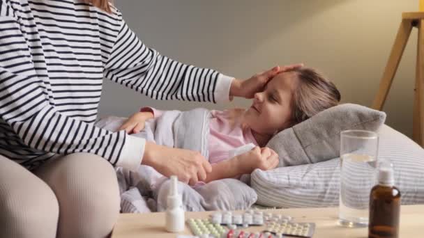 Odzyskanie Opieki Zdrowotnej Małe Lekarstwo Choroba Ucznia Mała Dziewczynka Gorączkę — Wideo stockowe
