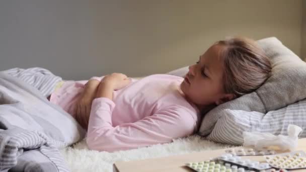 Orvosi Betegség Gyermek Egészségére Egészségtelen Lány Erős Hasi Fájdalmat Érez — Stock videók