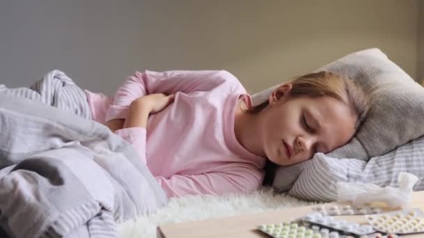 Παιδική Ασθένεια Ανθυγιεινό Άρρωστο Μικρό Θηλυκό Παιδί Ξαπλωμένο Στο Κρεβάτι — Αρχείο Βίντεο