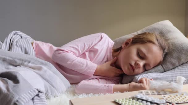 Kis Beteg Lány Fekszik Ágyban Alszik Szenved Torokfájás Megérinti Fájdalmas — Stock videók