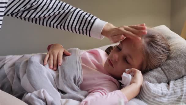 Gyengélkedő Kényelmes Felépülés Egészségtelen Kislány Akinek Magas Láza Van Ágyban — Stock videók