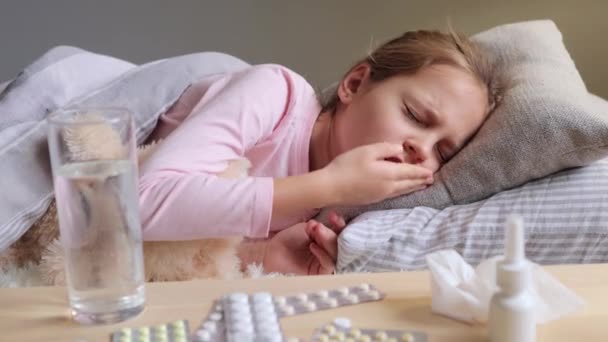 Ameliorarea Febrei Asistența Medicală Copiilor Recuperarea Internă Copil Nesănătos Culcat — Videoclip de stoc