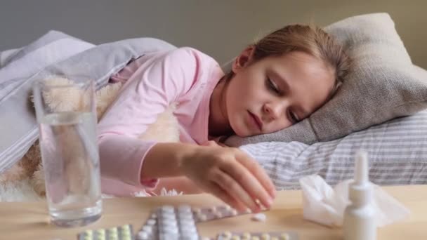 Dětská Medicína Nemocná Malá Dívka Ležící Posteli Trpí Vysokou Teplotou — Stock video