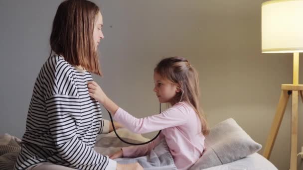 Asistencia Sanitaria Apoyo Caucásico Hija Jugando Doctor Chequeo Hasta Madre — Vídeos de Stock