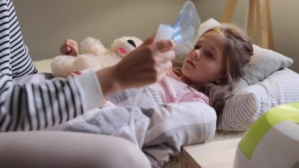Asthmabehandlung Bei Kindern Atemwegserkrankungen Winter Die Liebevolle Fürsorge Der Mutter — Stockvideo