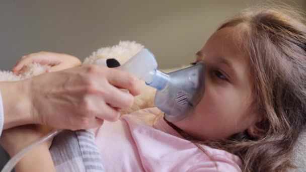 Terapia Nebulizatorami Domu Leczenie Pediatryczne Wdychanie Dla Zdrowia Matka Sprawia — Wideo stockowe