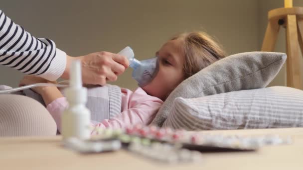 Gyermek Asztmás Kezelése Téli Légzőszervi Megbetegedések Alatt Anya Szeretetteljes Ellátást — Stock videók