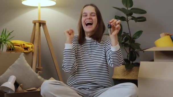 Ενθουσιασμένη Γυναίκα Που Κάθεται Στο Πάτωμα Και Κινείται Νέο Σπίτι — Αρχείο Βίντεο