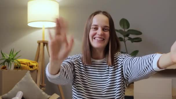 Mujer Sonriente Alegre Sentada Suelo Moviéndose Casa Nueva Rodeada Cajas — Vídeo de stock