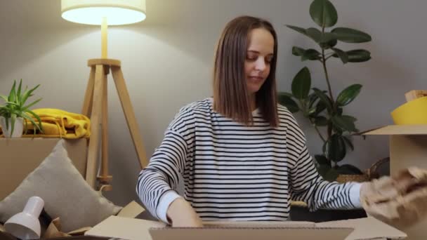 Mujer Tranquila Sentada Paquetes Piso Para Reubicarse Nuevo Apartamento Rodeado — Vídeos de Stock