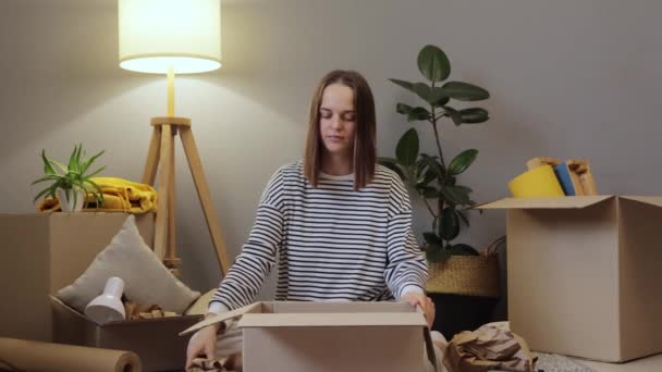 Emménagement Changement Style Vie Femme Adulte Assise Sur Sol Déplaçant — Video