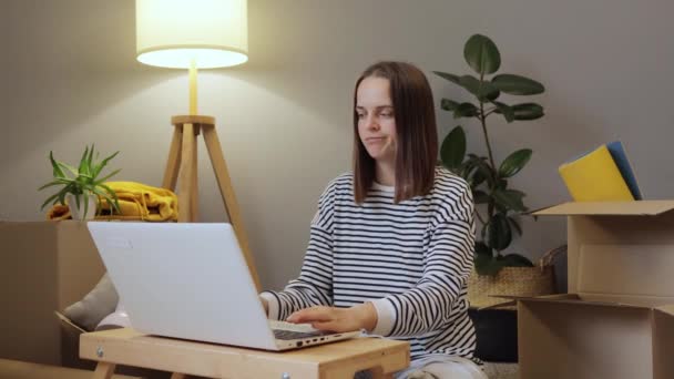 Młoda Kobieta Przeprowadza Się Domu Wyczerpana Biała Kobieta Korzystająca Laptopa — Wideo stockowe