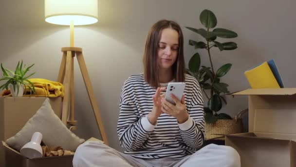 Genç Bir Kadın Taşınıyor Gayrimenkul Için Mobil Uygulama Teknoloji Kullanan — Stok video