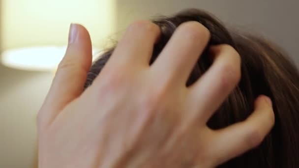 Mulher Cabelos Castanhos Irreconhecíveis Fazendo Massagem Couro Cabeludo Auto Cabelo — Vídeo de Stock