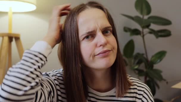 Verwirrte Attraktive Braunhaarige Frau Reibt Sich Den Kopf Und Blickt — Stockvideo