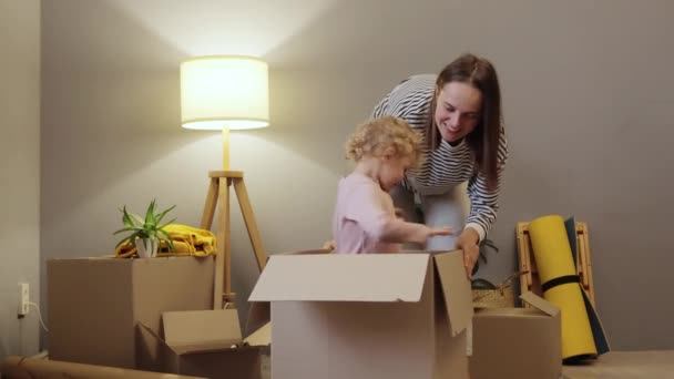 Happy Caucasian Mother Baby Daughter Relocation New Apartment Cardboard Boxes — Stock Video