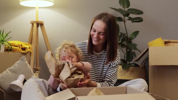 Allegro Caucasico Madre Figlia Bambino Trasferimento Nuovo Appartamento Con Scatole — Video Stock