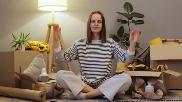 Mladý Nájemník Nový Dům Hypotéka Dospělá Usměvavá Žena Pruhované Košili — Stock video