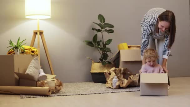 Funny Caucasian Mother Baby Daughter Relocation New Apartment Cardboard Boxes — Stock Video