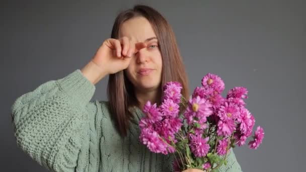 Ohälsosam Kvinna Bär Grön Stickad Skjorta Håller Bukett Händerna Isolerade — Stockvideo
