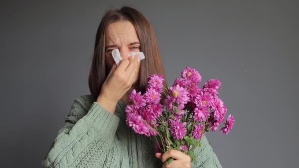Allergisk Reaktion Sund Säsong Kvinnans Sjukdom Nysande Kvinna Bär Grön — Stockvideo