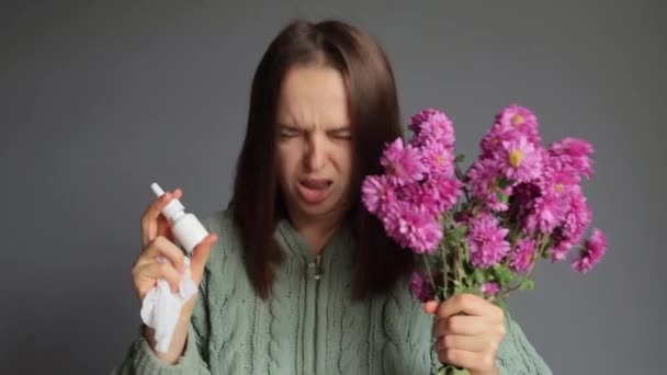 Wanita Cantik Yang Sedih Mengenakan Kemeja Rajutan Hijau Memegang Karangan — Stok Video