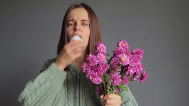 Blomsterallergi Naturens Skönhet Medicinska Problem Sjuk Kvinna Bär Grön Stickad — Stockvideo