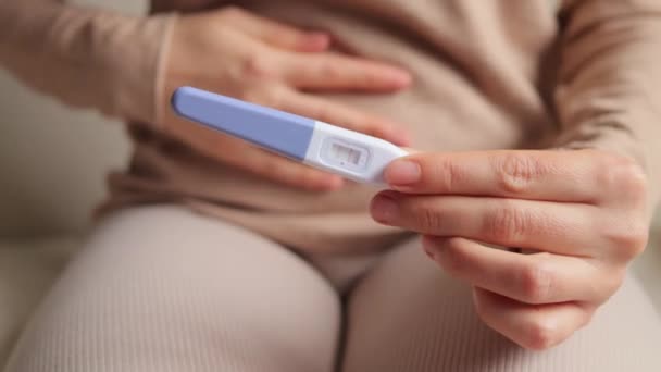 Mujer Irreconocible Sosteniendo Embarazo Positivo Prueba Plástico Rápida Con Dos — Vídeos de Stock