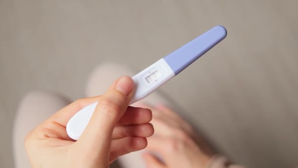Mujer Identificada Sosteniendo Prueba Embarazo Positiva Con Dos Rayas Rojas — Vídeo de stock