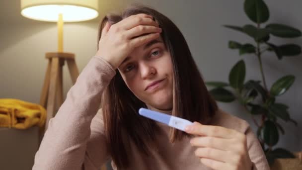 Smutná Mladá Žena Kontroluje Její Nedávný Těhotenský Test Sedí Doma — Stock video