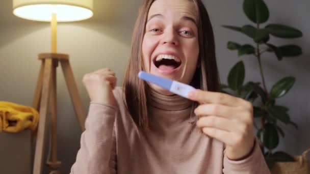 Feliz Paternidad Hermosa Mujer Sentada Casa Con Una Prueba Embarazo — Vídeo de stock