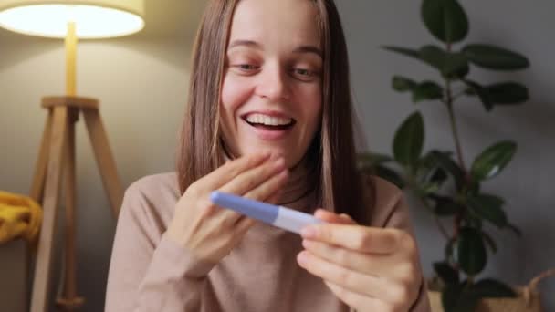 Счастливый Веселый Взгляд Тест Беременность Двумя Полосками Радуясь Результат Кричал — стоковое видео