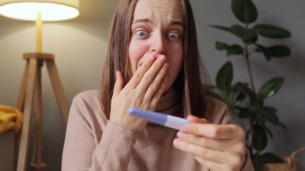 Schockierte Frau Die Hause Sitzt Mit Positivem Schwangerschaftstest Den Händen — Stockvideo