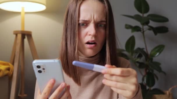 Шокированная Женщина Проверяет Свой Недавний Тест Беременность Сталкивается Нежелательными Родами — стоковое видео